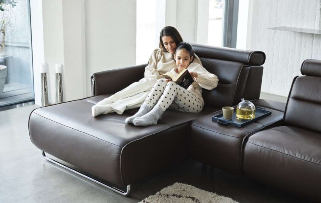 Mother and daughter on Stressless® Emily sofa